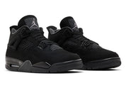 Air Jordan 4 Retro Black Cat 2025, sneaker nubuck noir avec détails graphite, ailes moulées, logo noir-gris, semelle caoutchouc et Air-Sole visible. (vue de 3/4)