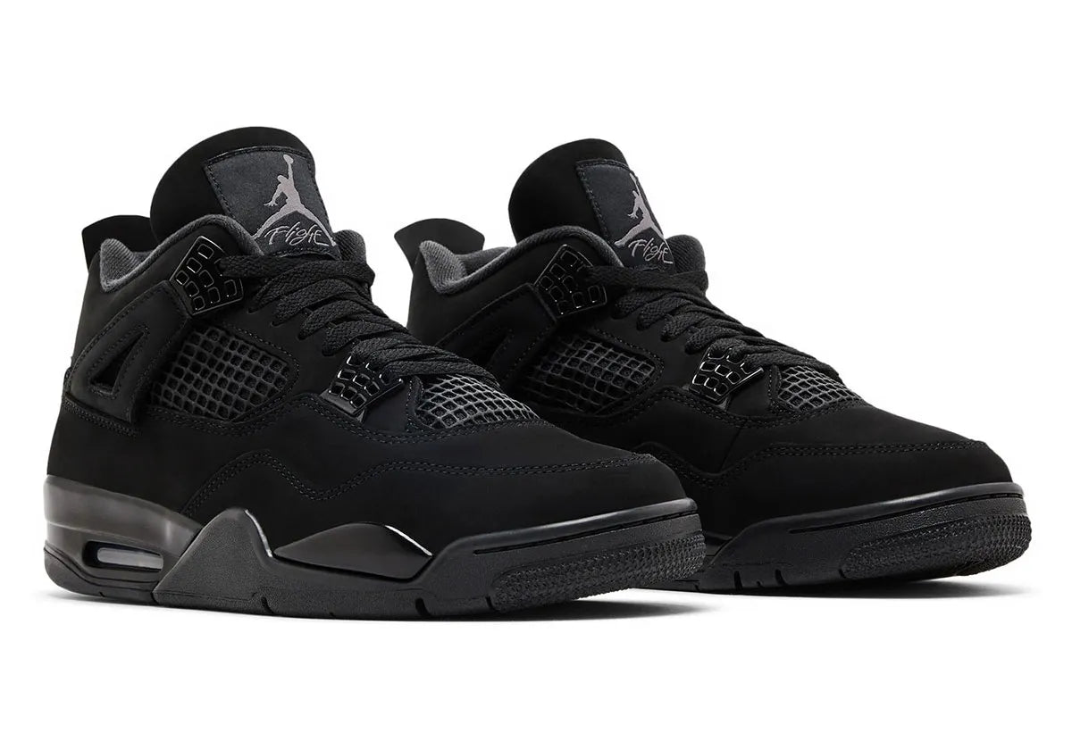 Air Jordan 4 Retro Black Cat 2025, sneaker nubuck noir avec détails graphite, ailes moulées, logo noir-gris, semelle caoutchouc et Air-Sole visible. (vue de 3/4)