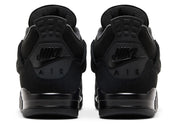 Air Jordan 4 Retro Black Cat 2025, sneaker nubuck noir avec détails graphite, ailes moulées, logo noir-gris, semelle caoutchouc et Air-Sole visible. (vue de derrière)