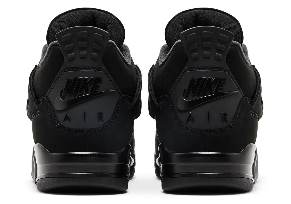 Air Jordan 4 Retro Black Cat 2025, sneaker nubuck noir avec détails graphite, ailes moulées, logo noir-gris, semelle caoutchouc et Air-Sole visible. (vue de derrière)