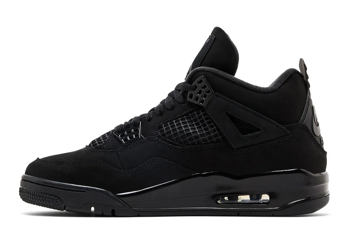 Air Jordan 4 Retro Black Cat 2025, sneaker nubuck noir avec détails graphite, ailes moulées, logo noir-gris, semelle caoutchouc et Air-Sole visible. (vue de profil intérieur)