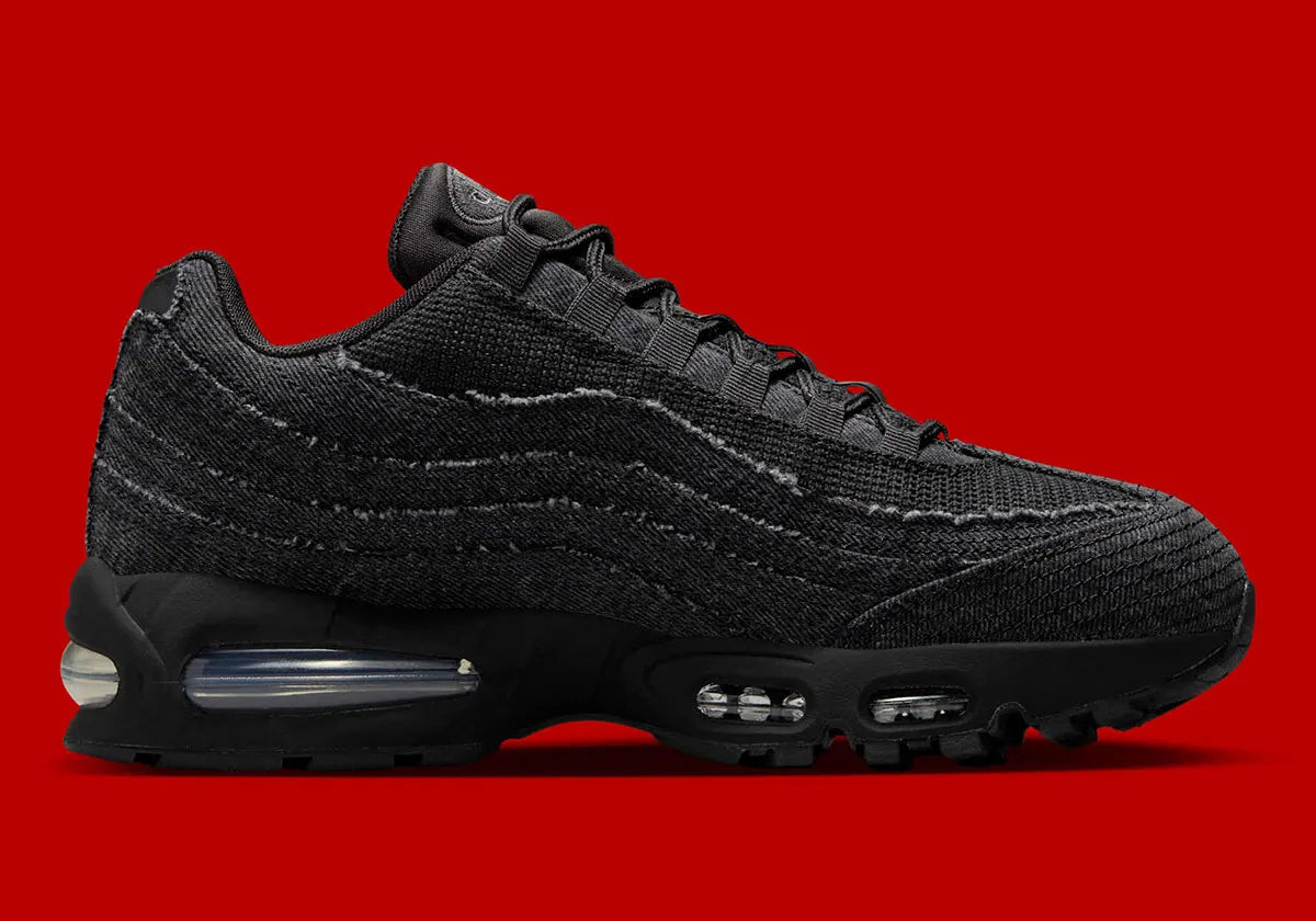 Chaussure de rue air max 95 black levi's effet jean noir , semelle confortable , vu de   profil