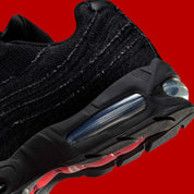 Chaussure de rue air max 95 black levi's effet jean noir , semelle confortable , vu de  coté