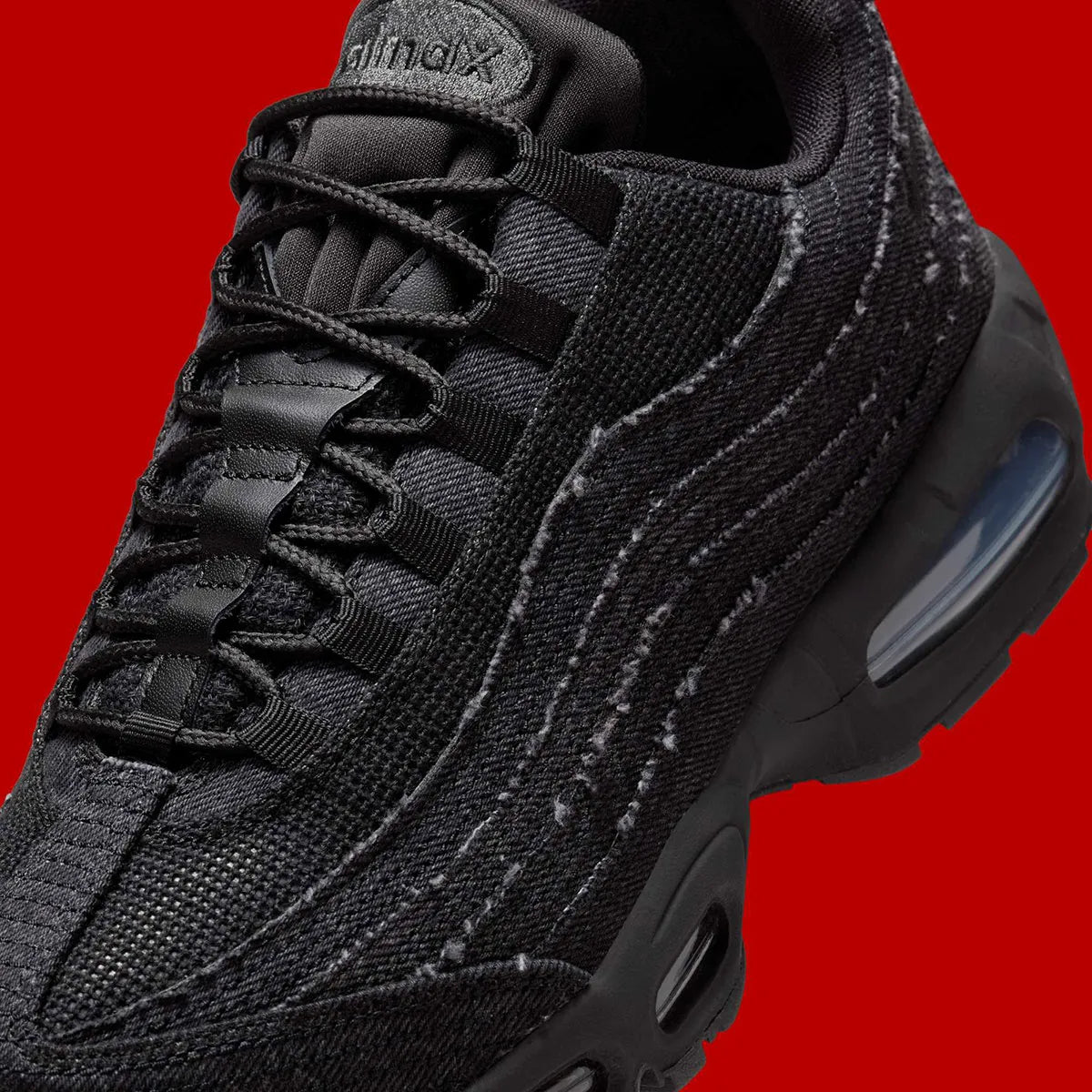 Chaussure de rue air max 95 black levi's effet jean noir , semelle confortable , vu de  coté
