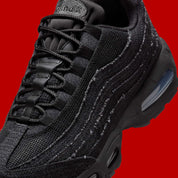 Chaussure de rue air max 95 black levi's effet jean noir , semelle confortable , vu de  coté