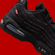 Chaussure de rue air max 95 black levi's effet jean noir , semelle confortable , vu de  coté