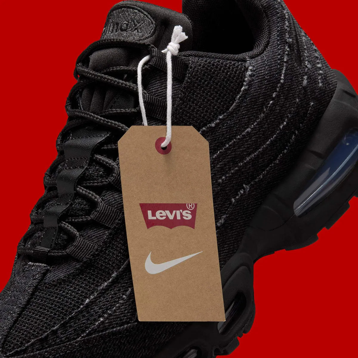 Chaussure de rue air max 95 black levi's effet jean noir , semelle confortable , vu de  coté avec étiquette