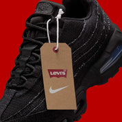 Chaussure de rue air max 95 black levi's effet jean noir , semelle confortable , vu de  coté avec étiquette