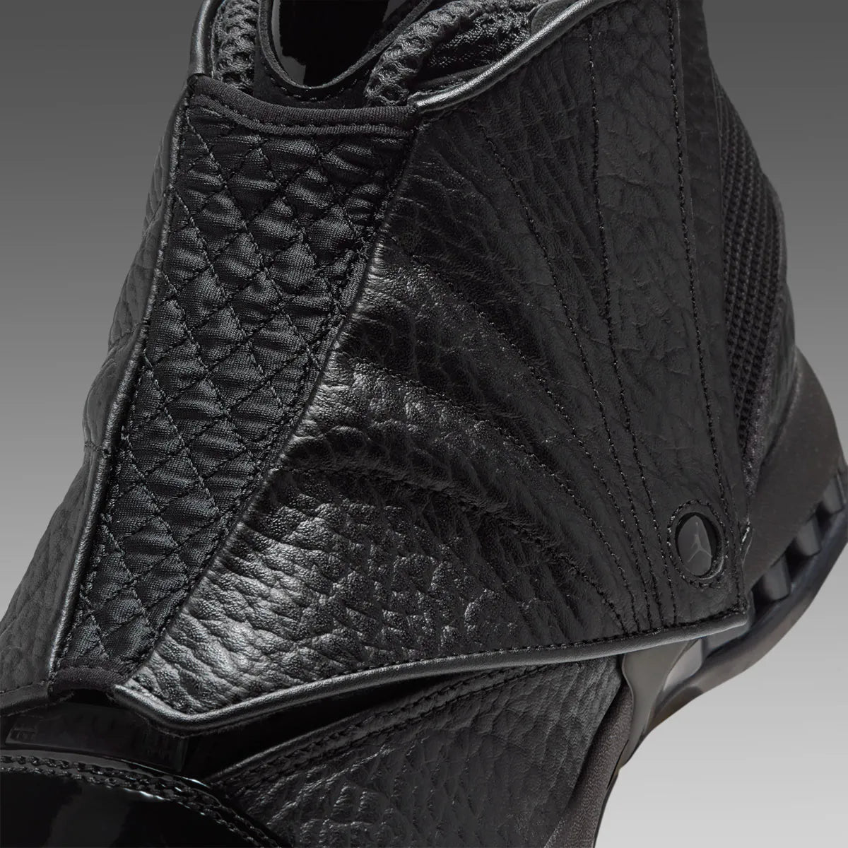 Air Jordan 16 Retro Black Pack IZ2586-001 en noir et Off Noir avec cuir texturé, bout verni, mesh et couvre-lacets amovible.