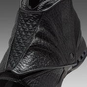 Air Jordan 16 Retro Black Pack IZ2586-001 en noir et Off Noir avec cuir texturé, bout verni, mesh et couvre-lacets amovible.