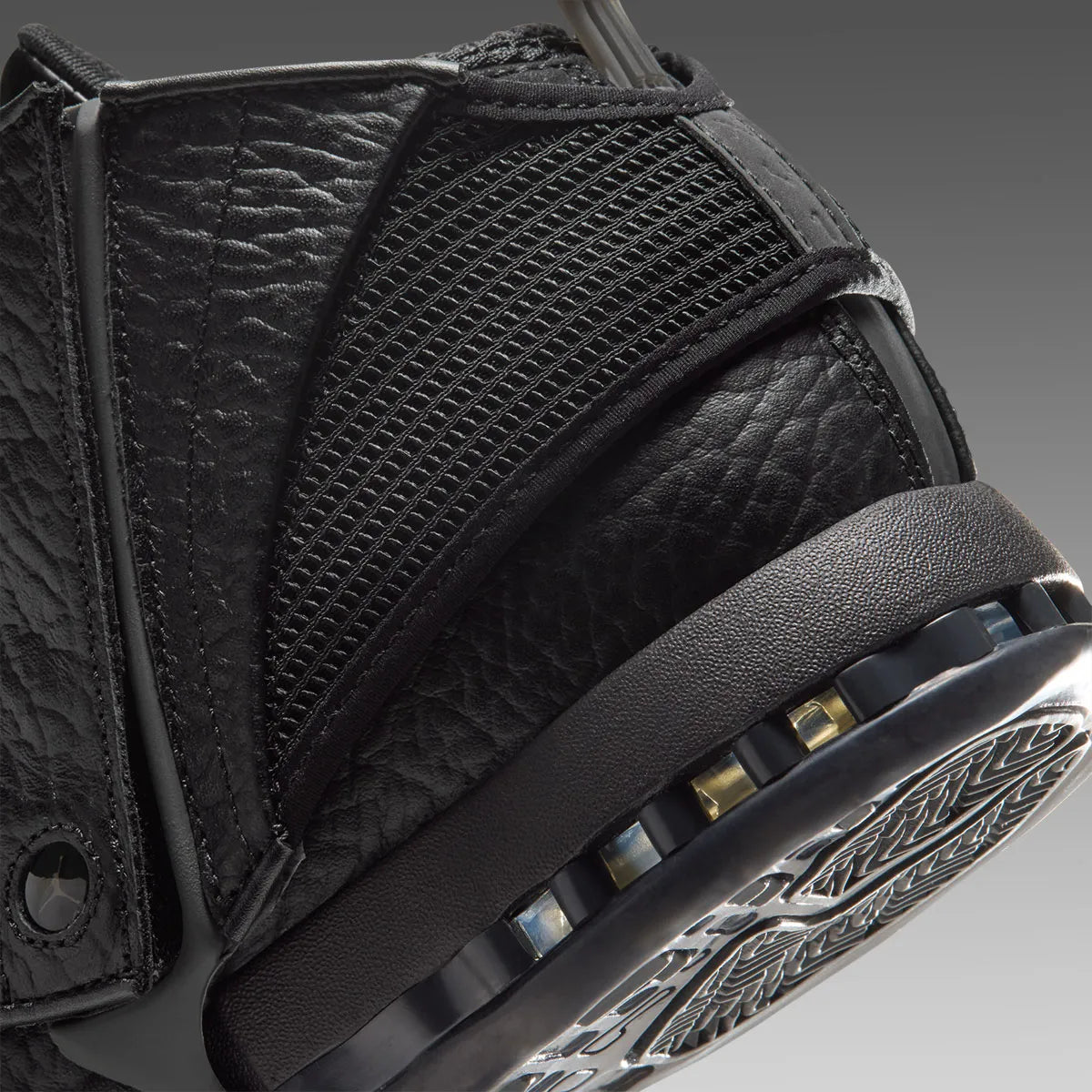 Air Jordan 16 Retro Black Pack IZ2586-001 en noir et Off Noir avec cuir texturé, bout verni, mesh et couvre-lacets amovible.