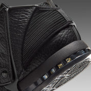 Air Jordan 16 Retro Black Pack IZ2586-001 en noir et Off Noir avec cuir texturé, bout verni, mesh et couvre-lacets amovible.