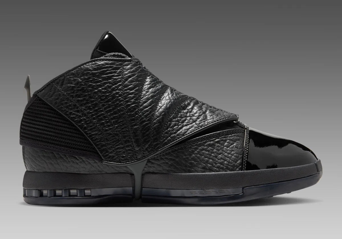 Air Jordan 16 Retro Black Pack IZ2586-001 en noir et Off Noir avec cuir texturé, bout verni, mesh et couvre-lacets amovible.