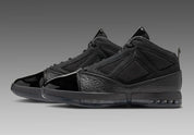 Air Jordan 16 Retro Black Pack IZ2586-001 en noir et Off Noir avec cuir texturé, bout verni, mesh et couvre-lacets amovible.