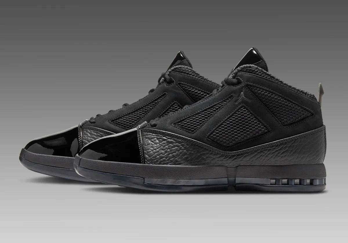 Air Jordan 16 Retro Black Pack IZ2586-001 en noir et Off Noir avec cuir texturé, bout verni, mesh et couvre-lacets amovible.