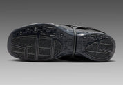 Air Jordan 16 Retro Black Pack IZ2586-001 en noir et Off Noir avec cuir texturé, bout verni, mesh et couvre-lacets amovible.