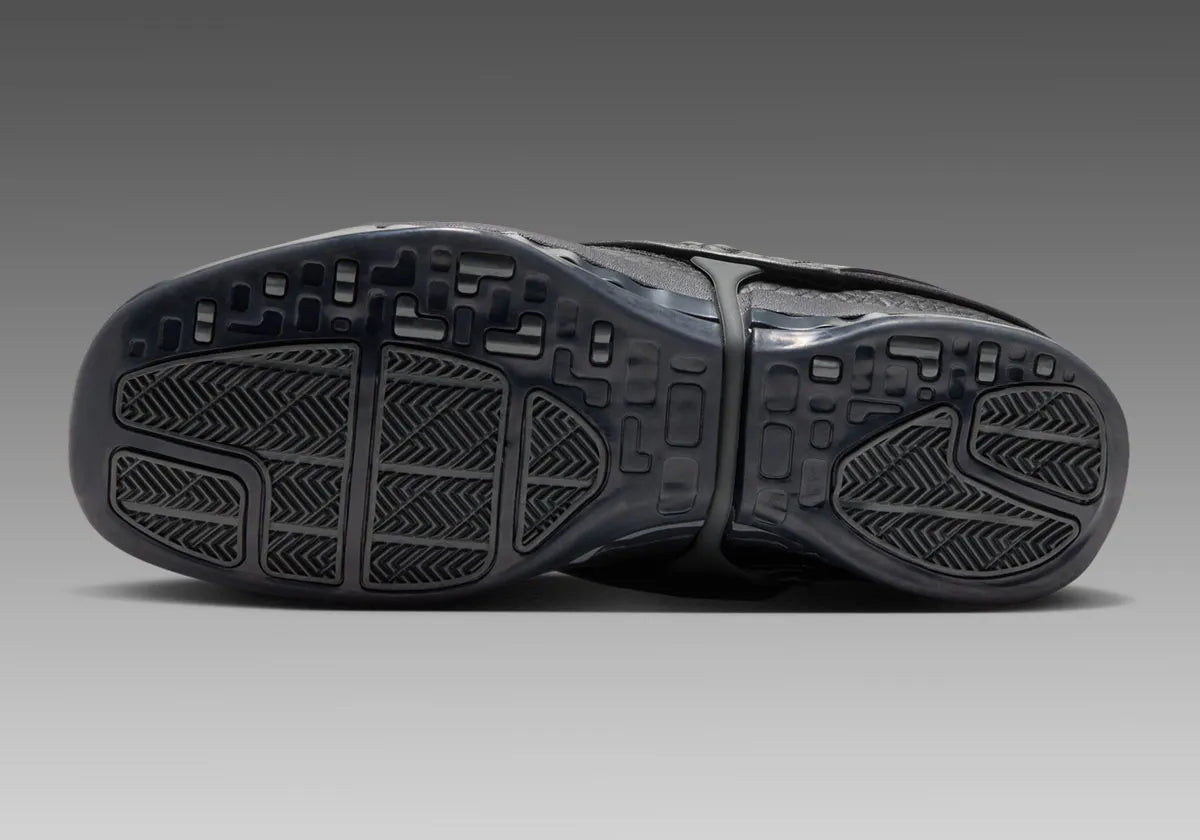 Air Jordan 16 Retro Black Pack IZ2586-001 en noir et Off Noir avec cuir texturé, bout verni, mesh et couvre-lacets amovible.