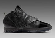 Air Jordan 16 Retro Black Pack IZ2586-001 en noir et Off Noir avec cuir texturé, bout verni, mesh et couvre-lacets amovible.