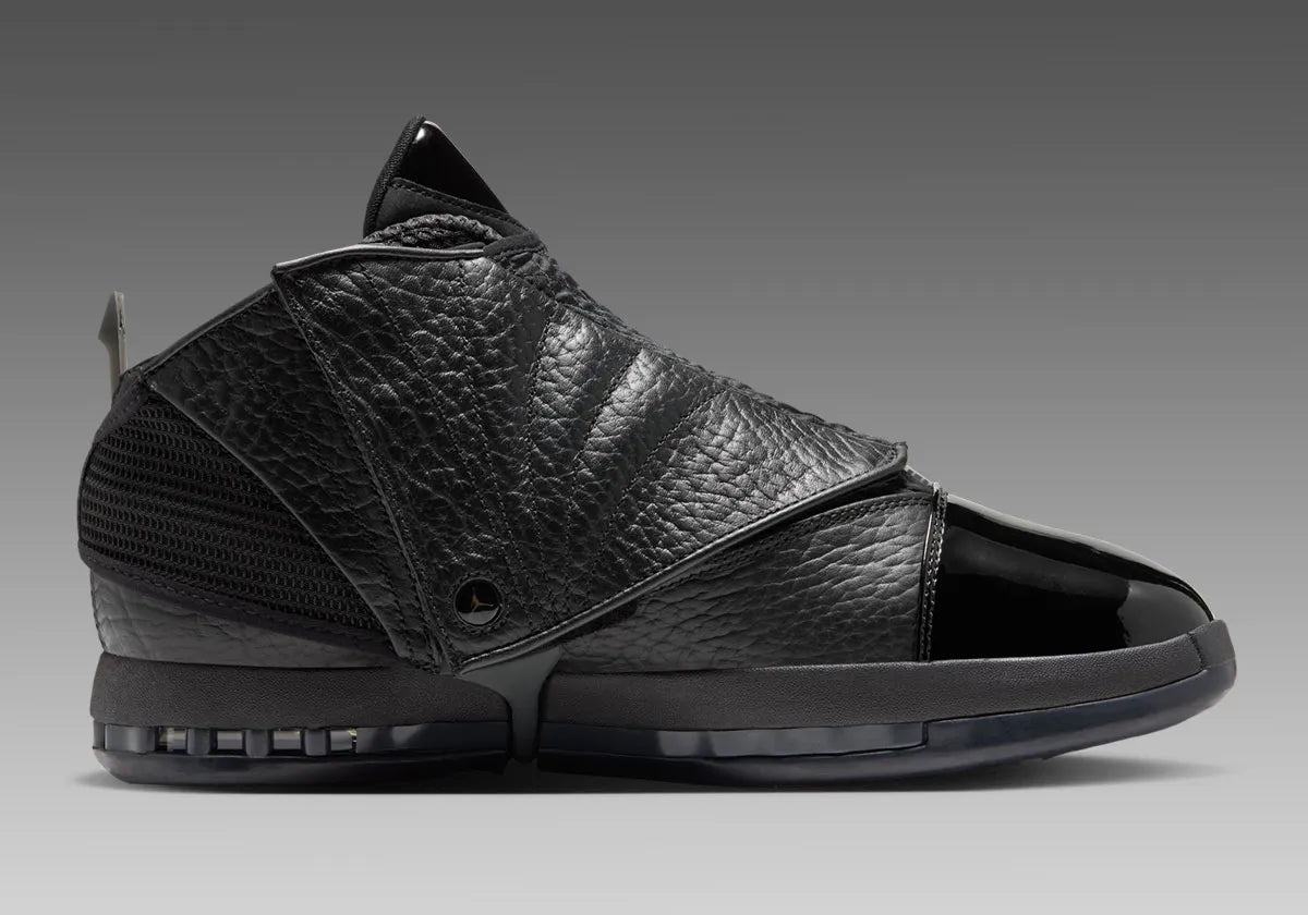 Air Jordan 16 Retro Black Pack IZ2586-001 en noir et Off Noir avec cuir texturé, bout verni, mesh et couvre-lacets amovible.