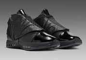 Air Jordan 16 Retro Black Pack IZ2586-001 en noir et Off Noir avec cuir texturé, bout verni, mesh et couvre-lacets amovible.