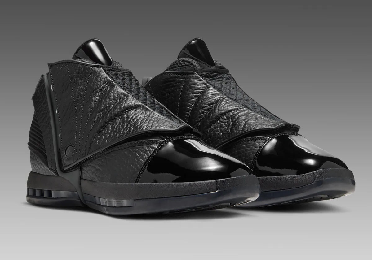 Air Jordan 16 Retro Black Pack IZ2586-001 en noir et Off Noir avec cuir texturé, bout verni, mesh et couvre-lacets amovible.