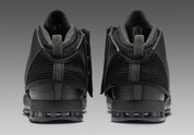 Air Jordan 16 Retro Black Pack IZ2586-001 en noir et Off Noir avec cuir texturé, bout verni, mesh et couvre-lacets amovible.