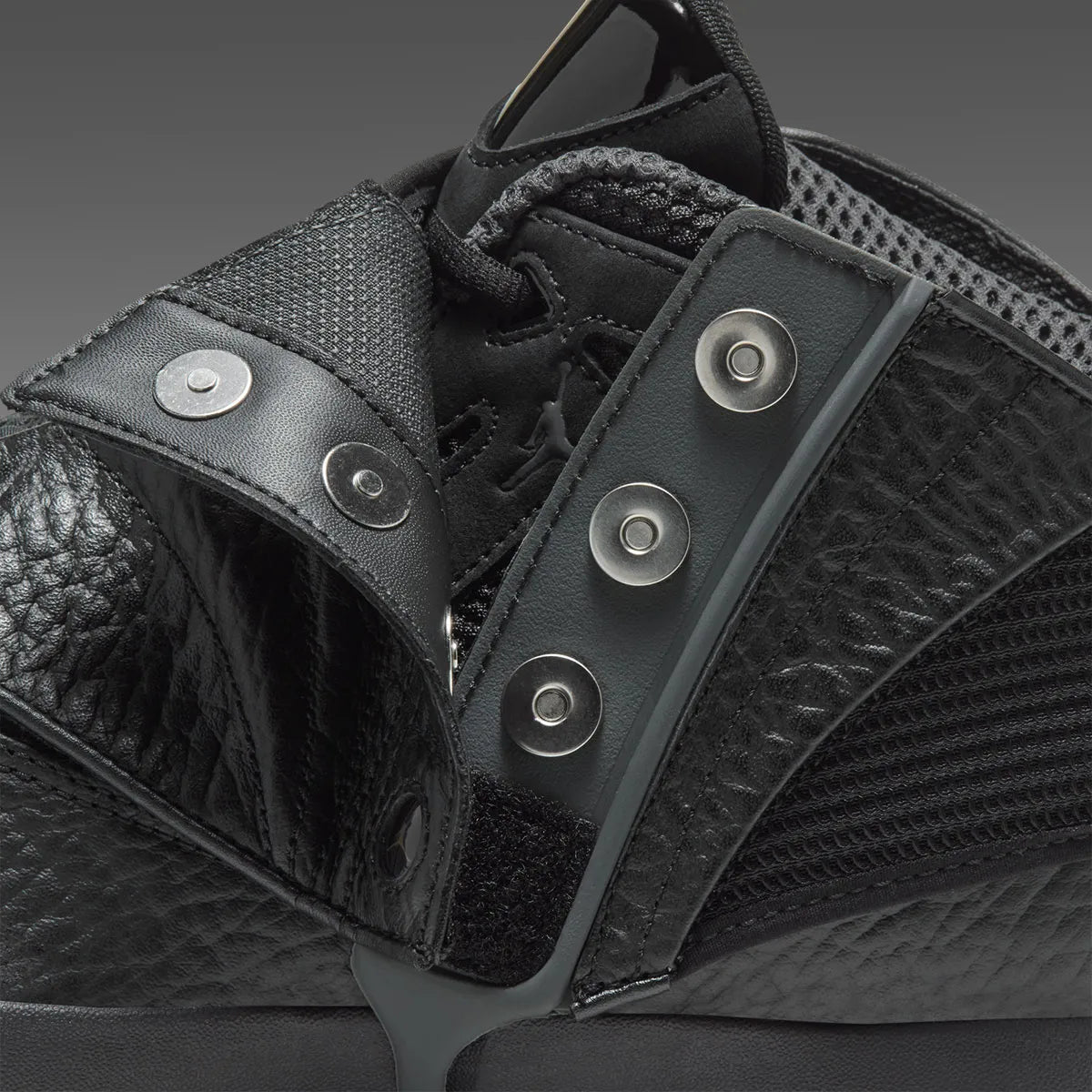 Air Jordan 16 Retro Black Pack IZ2586-001 en noir et Off Noir avec cuir texturé, bout verni, mesh et couvre-lacets amovible.