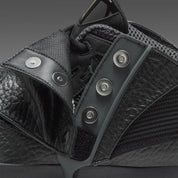Air Jordan 16 Retro Black Pack IZ2586-001 en noir et Off Noir avec cuir texturé, bout verni, mesh et couvre-lacets amovible.