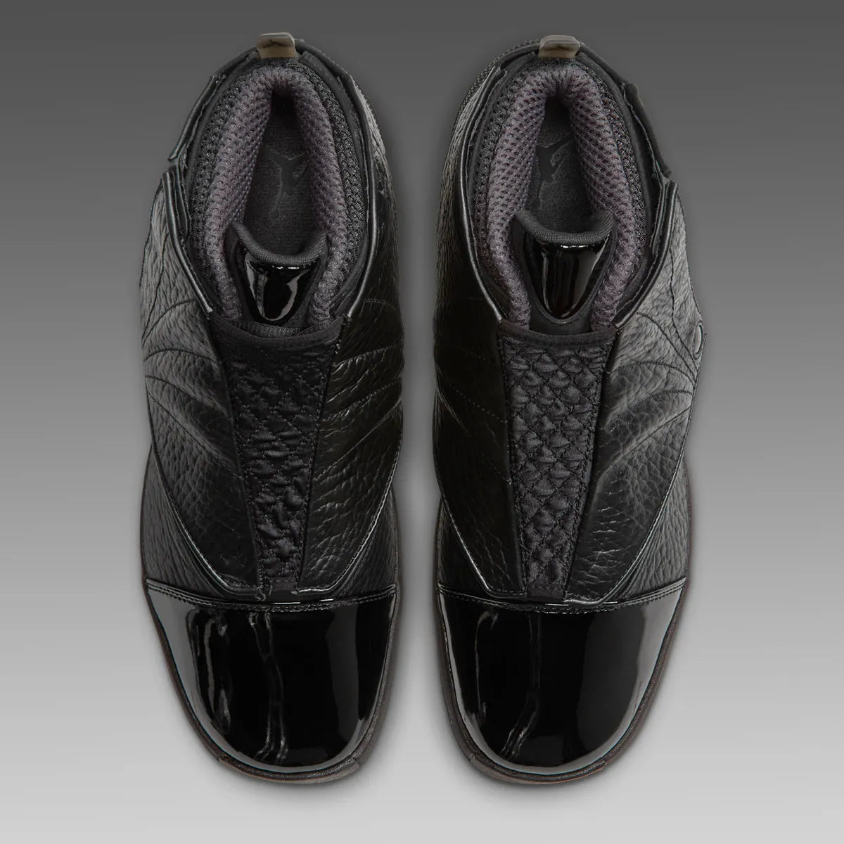 Air Jordan 16 Retro Black Pack IZ2586-001 en noir et Off Noir avec cuir texturé, bout verni, mesh et couvre-lacets amovible.