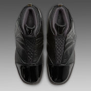 Air Jordan 16 Retro Black Pack IZ2586-001 en noir et Off Noir avec cuir texturé, bout verni, mesh et couvre-lacets amovible.