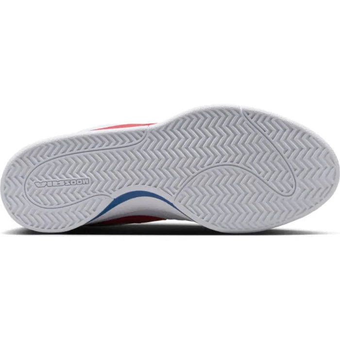 Nike Book 1 Forrest Gump Cortez à silhouette basse, avec tige blanche structurée, détails rouges et bleus, amorti Zoom Air et semelle extérieure en caoutchouc.