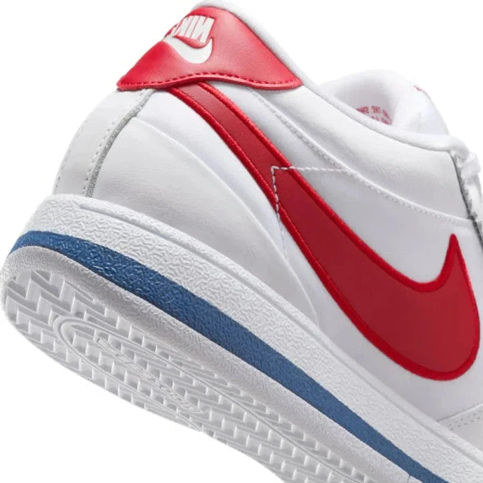 Nike Book 1 Forrest Gump Cortez à silhouette basse, avec tige blanche structurée, détails rouges et bleus, amorti Zoom Air et semelle extérieure en caoutchouc.