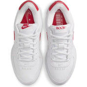 Nike Book 1 Forrest Gump Cortez à silhouette basse, avec tige blanche structurée, détails rouges et bleus, amorti Zoom Air et semelle extérieure en caoutchouc.