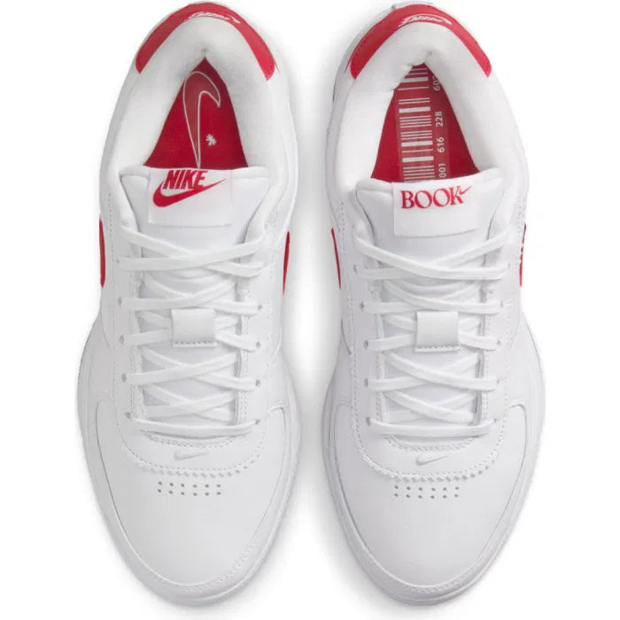 Nike Book 1 Forrest Gump Cortez à silhouette basse, avec tige blanche structurée, détails rouges et bleus, amorti Zoom Air et semelle extérieure en caoutchouc.