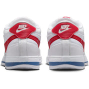 Nike Book 1 Forrest Gump Cortez à silhouette basse, avec tige blanche structurée, détails rouges et bleus, amorti Zoom Air et semelle extérieure en caoutchouc.
