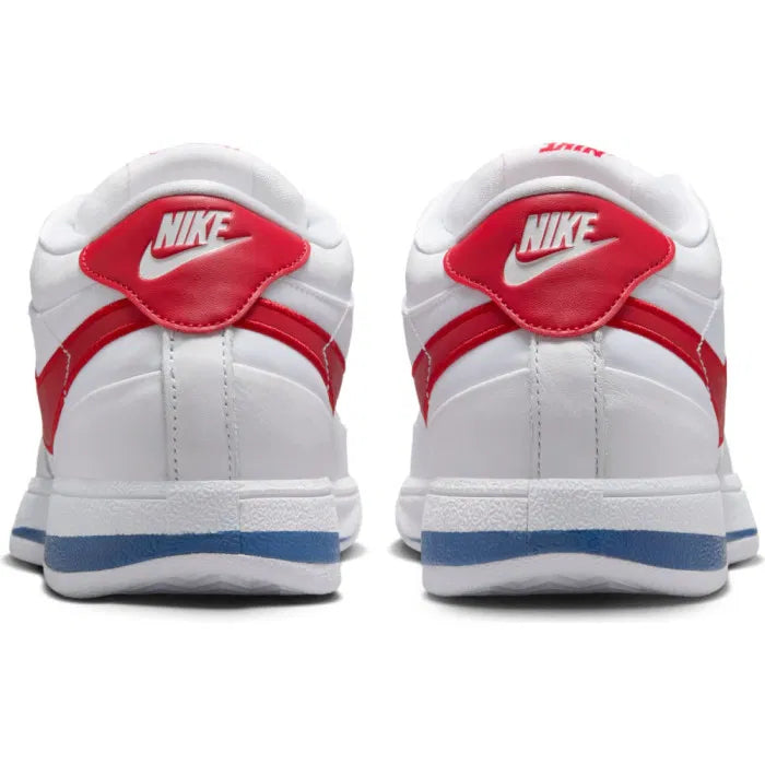Nike Book 1 Forrest Gump Cortez à silhouette basse, avec tige blanche structurée, détails rouges et bleus, amorti Zoom Air et semelle extérieure en caoutchouc.