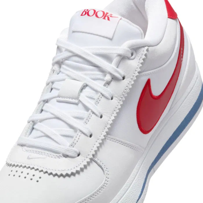  Nike Book 1 Forrest Gump Cortez à silhouette basse, avec tige blanche structurée, détails rouges et bleus, amorti Zoom Air et semelle extérieure en caoutchouc.