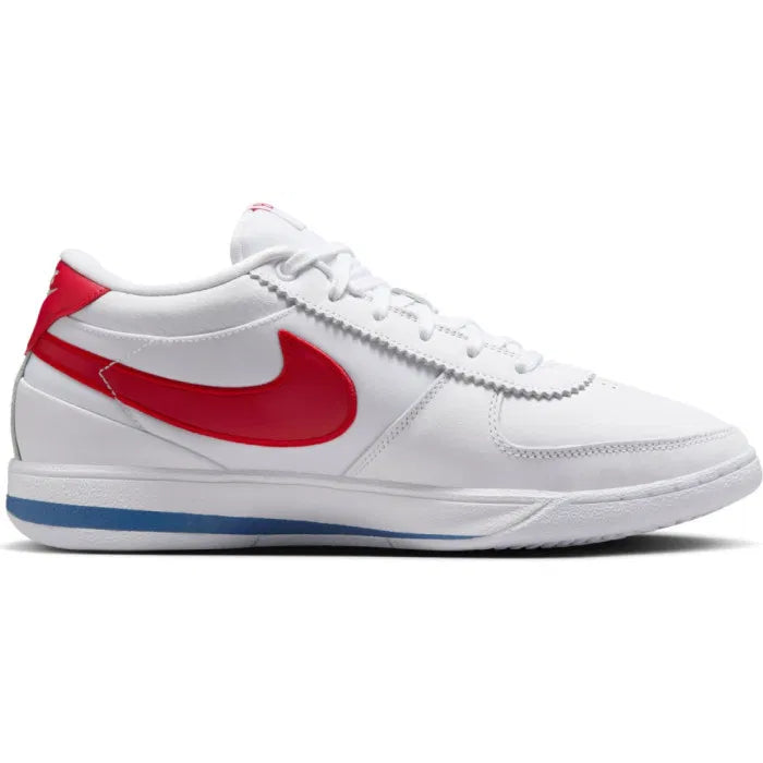 Nike Book 1 Forrest Gump Cortez à silhouette basse, avec tige blanche structurée, détails rouges et bleus, amorti Zoom Air et semelle extérieure en caoutchouc.