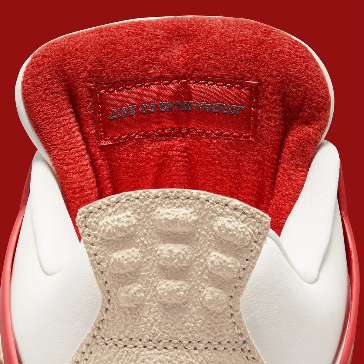 Sneaker Air Jordan 4 Nigel Sylvester Brick By Brick rouge brique en suède premium avec semelle Air visible et détails OG iconiques.