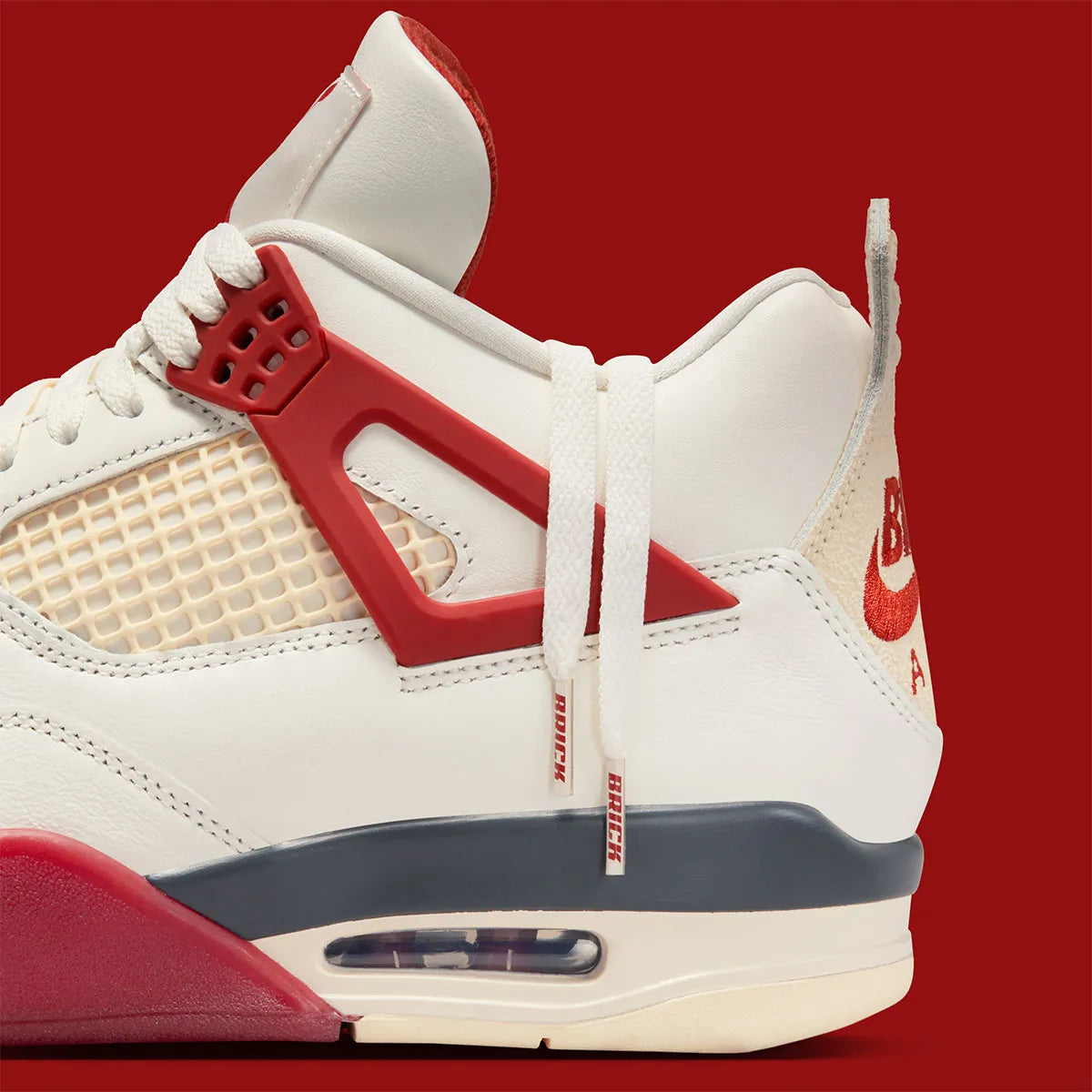 Sneaker Air Jordan 4 Nigel Sylvester Brick By Brick rouge brique en suède premium avec semelle Air visible et détails OG iconiques.