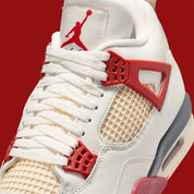 Sneaker Air Jordan 4 Nigel Sylvester Brick By Brick rouge brique en suède premium avec semelle Air visible et détails OG iconiques.