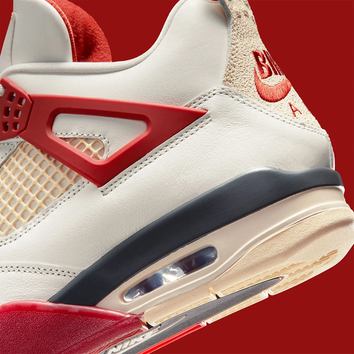 Sneaker Air Jordan 4 Nigel Sylvester Brick By Brick rouge brique en suède premium avec semelle Air visible et détails OG iconiques.