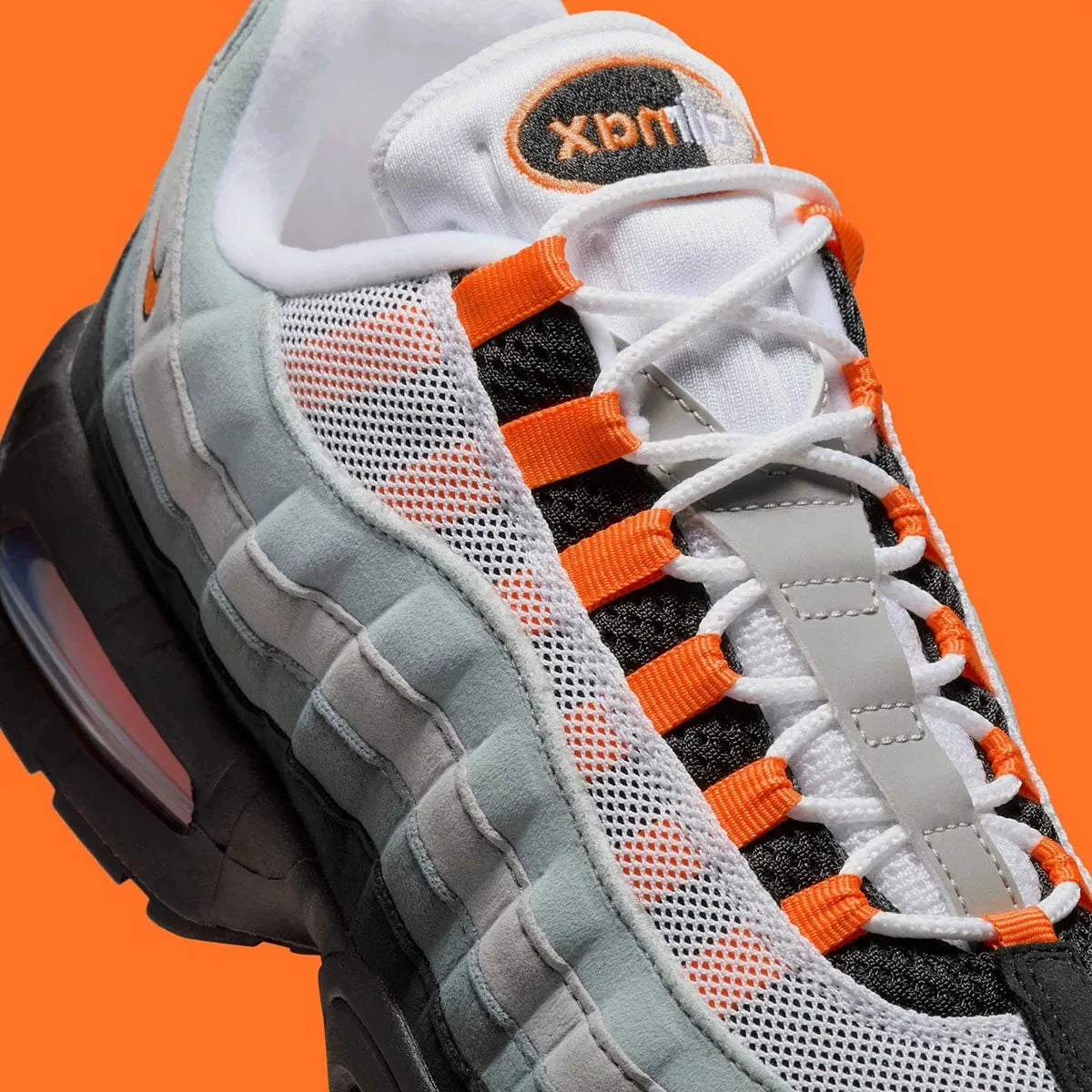 Sneakers Nike Air Max 95 OG Big Bubble Bright Mandarin 2.0 en mesh respirant et superpositions premium avec amorti Air Max maximal.Vue zoomer coté 