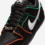 Sneakers Nike SB Dunk Low Bronx Girls Skate en cuir et daim premium, avec détails multicolores vibrants, accents brodés exclusifs et amorti Zoom Air intégré.