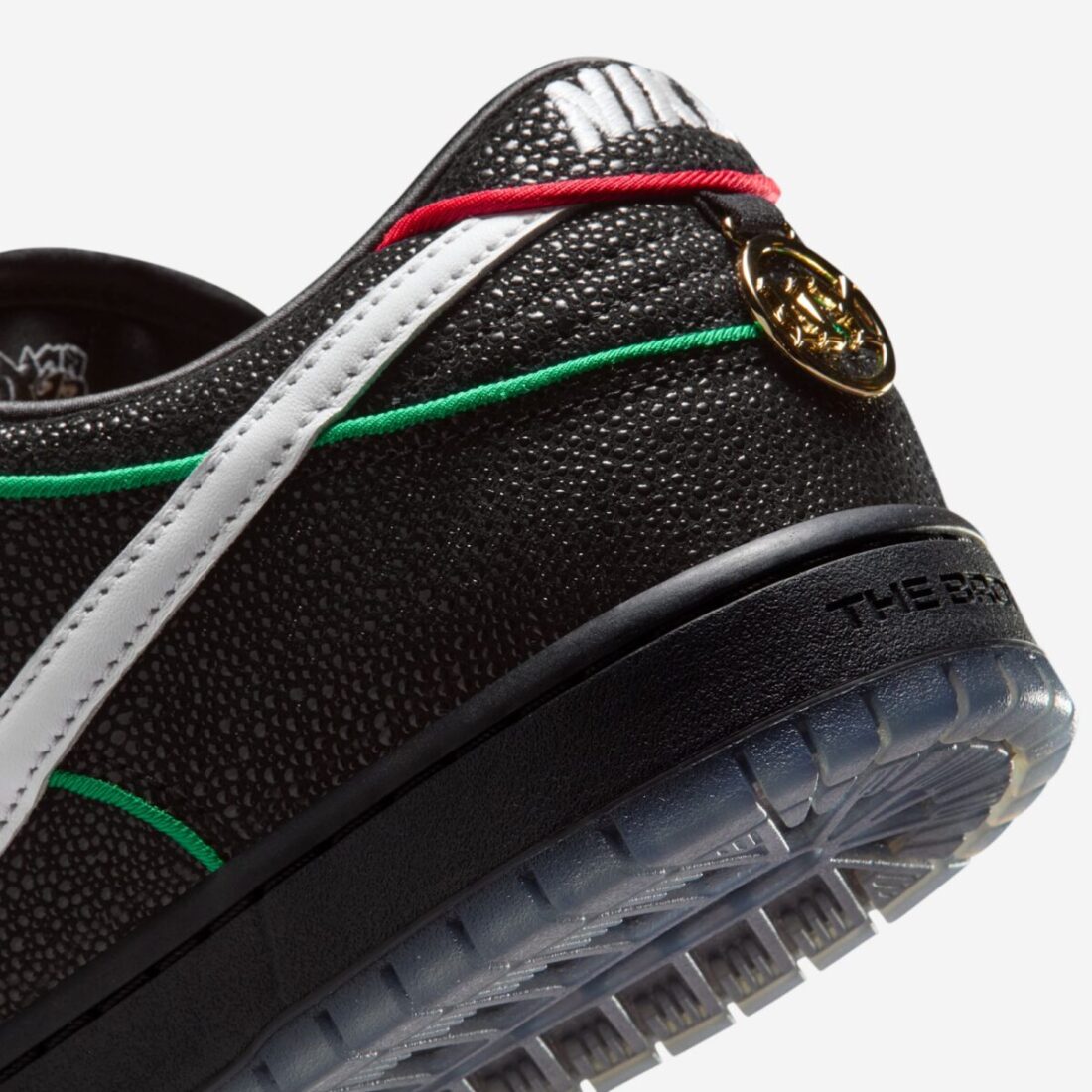Sneakers Nike SB Dunk Low Bronx Girls Skate en cuir et daim premium, avec détails multicolores vibrants, accents brodés exclusifs et amorti Zoom Air intégré.