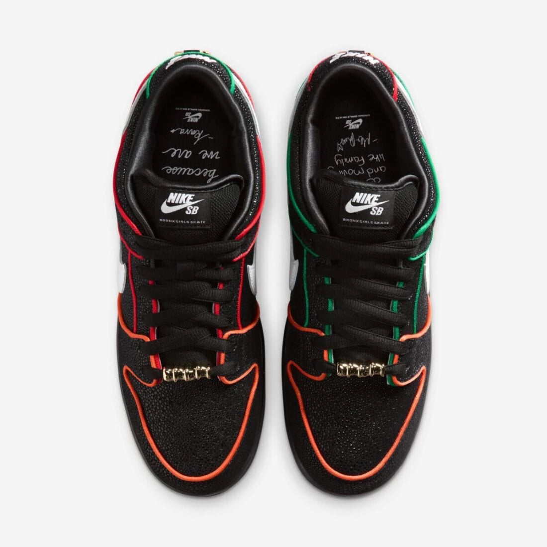 Sneakers Nike SB Dunk Low Bronx Girls Skate en cuir et daim premium, avec détails multicolores vibrants, accents brodés exclusifs et amorti Zoom Air intégré.