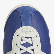 Sneakers adidas Italia SPZL C.P. Company Collegiate Royal en matériaux premium avec détails collaboratifs et semelle fine confortable vue zoomée sur les détails de la toe box. 