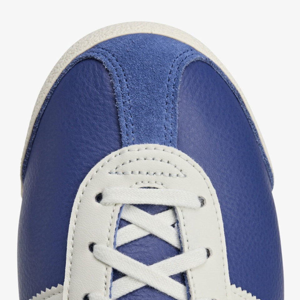 Sneakers adidas Italia SPZL C.P. Company Collegiate Royal en matériaux premium avec détails collaboratifs et semelle fine confortable vue zoomée sur les détails de la toe box. 