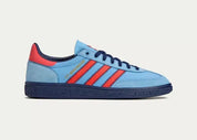Sneakers adidas Manchester SPZL C.P. Company Light Blue en textile premium avec finitions collaboratives et semelle confortable, vue de profil. 