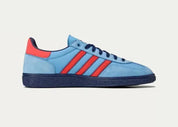Sneakers adidas Manchester SPZL C.P. Company Light Blue en textile premium avec finitions collaboratives et semelle confortable, vue de profil intérieur. 